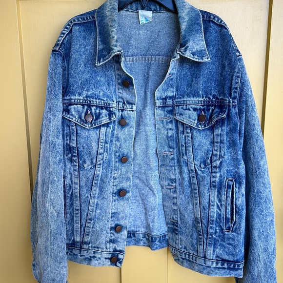 VINTAGE Jean jacket! 💕🖤⭐️ - Picture 3 of 13